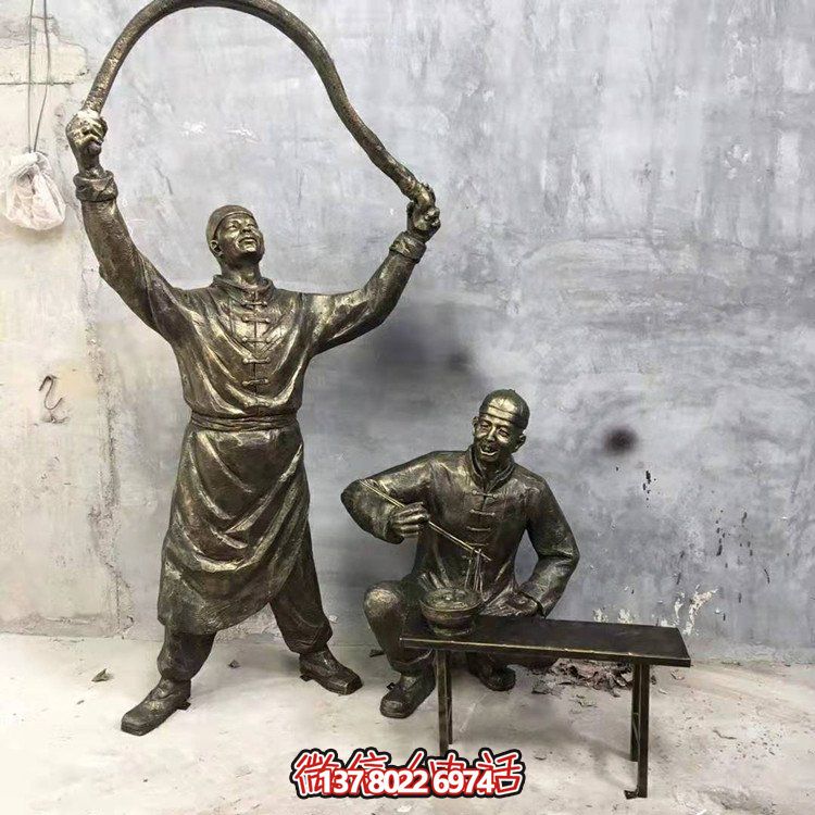 仿铜人物博鱼平台，装点现代城市街道