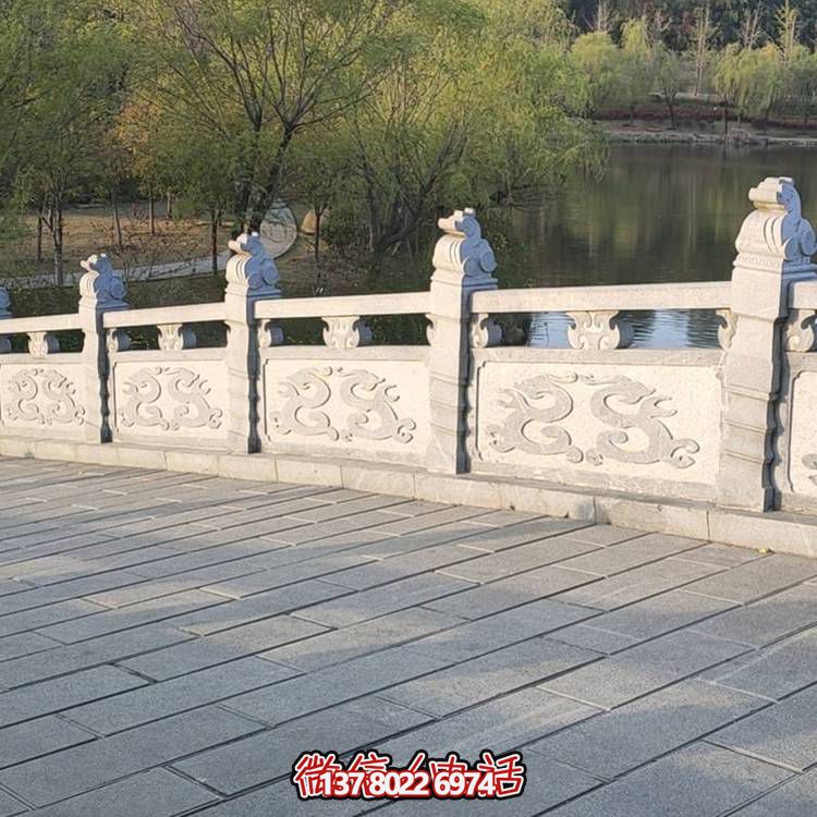 精美青石浮雕石拱桥装饰，营造舒适安全的公园氛围