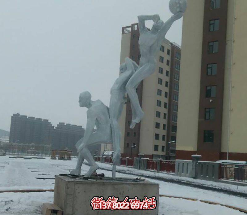 不锈钢网格篮球场摆放博鱼平台，为小区广场增添创意色彩