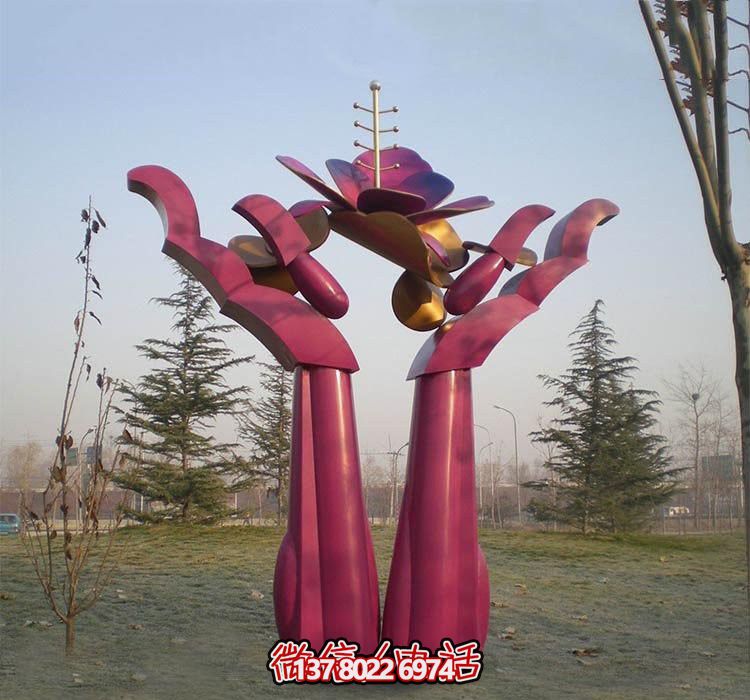 不锈钢博鱼平台——用手捧花朵,点缀公园抽象美 不锈钢博鱼平台——用手捧花朵,点缀公园抽象美