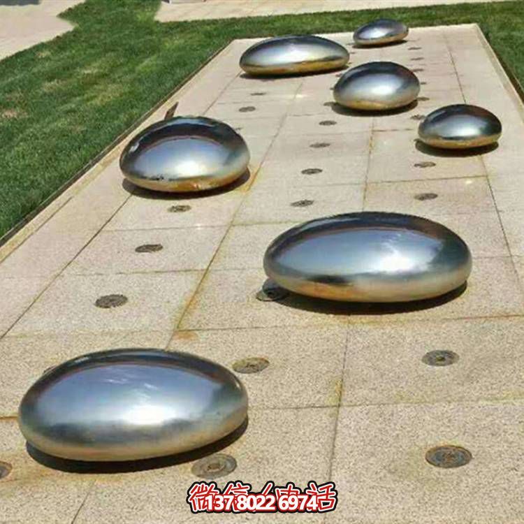 不锈钢镜面户外喷泉水景摆件，以鹅卵石与博鱼平台装饰
