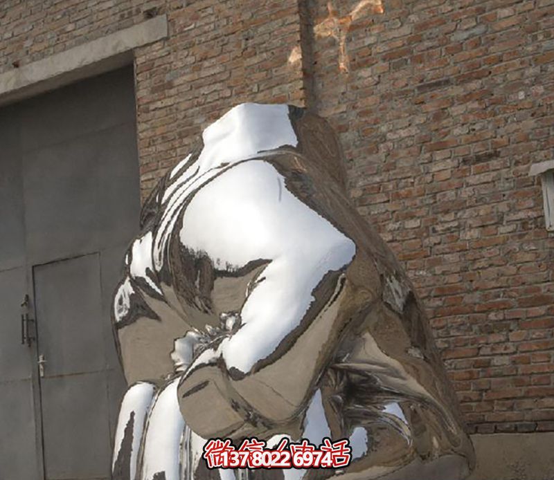 不锈钢拳头博鱼平台，为城市广场增添力量与镜面光彩