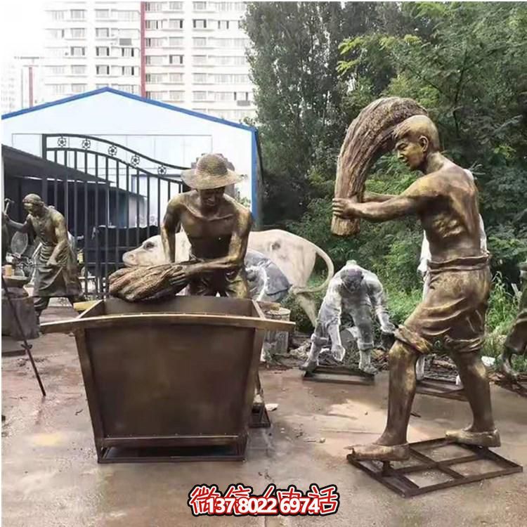 玻璃钢仿铜农耕人物博鱼平台，美化户外景区