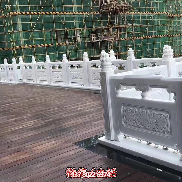 绚丽多彩的防护栏杆，为河道升旗台打造梦幻般的园林博鱼平台