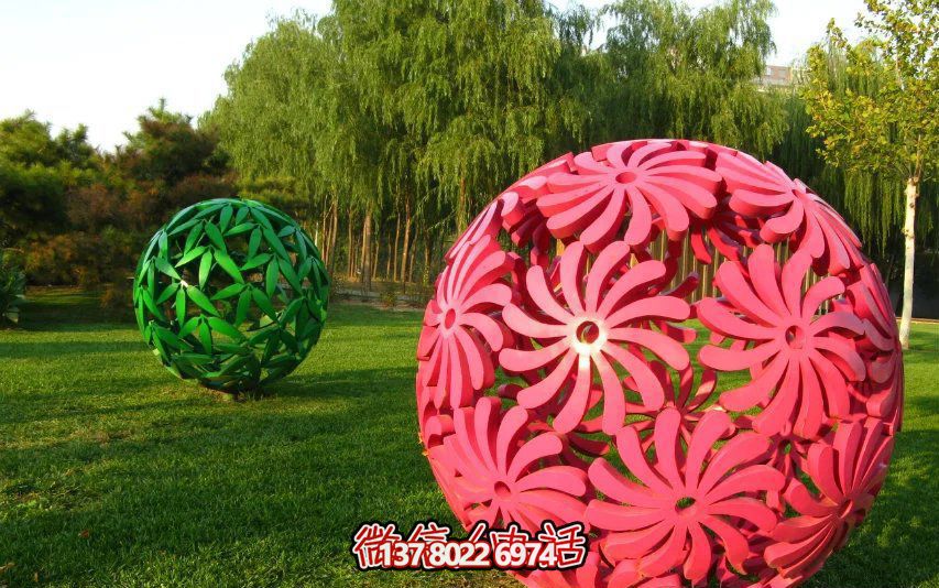 创意粉色镂空球博鱼平台，为公园草坪增添童趣