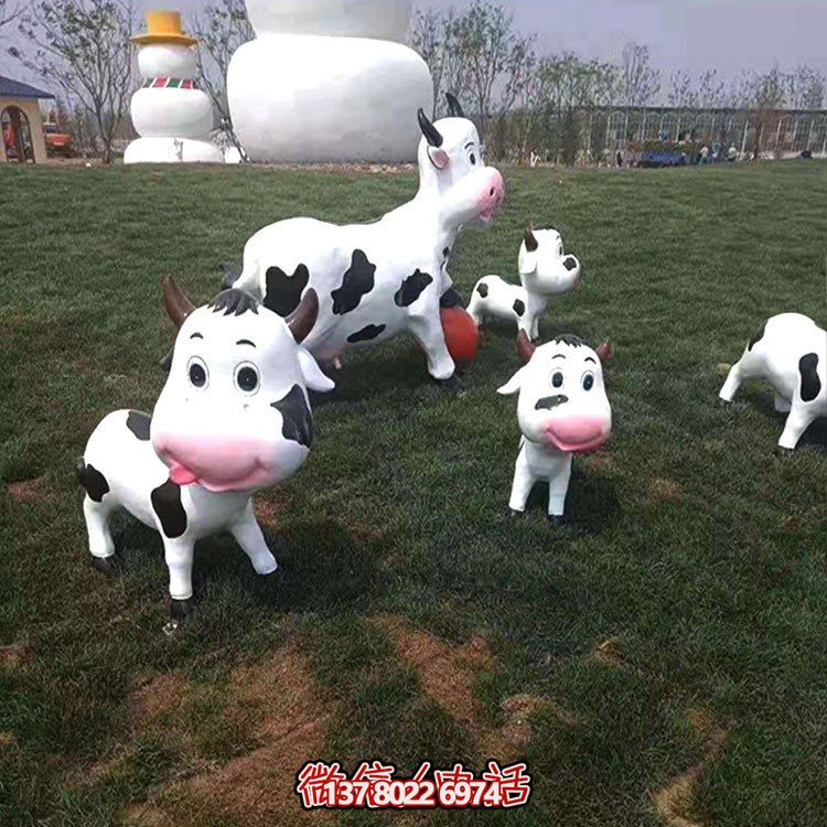 可爱小奶牛玻璃钢博鱼平台，为户外园林景观增添独特魅力