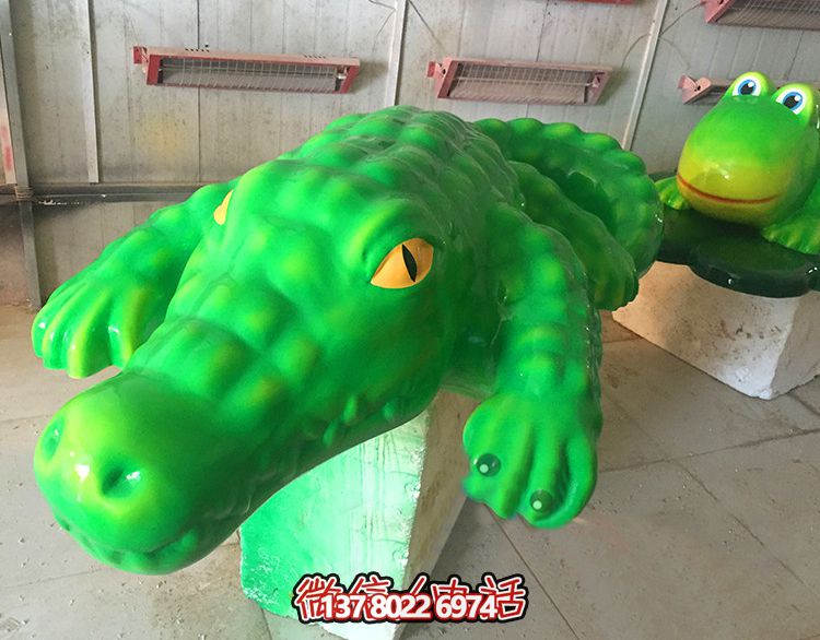 玻璃钢鳄鱼博鱼平台，为游乐场装饰添彩
