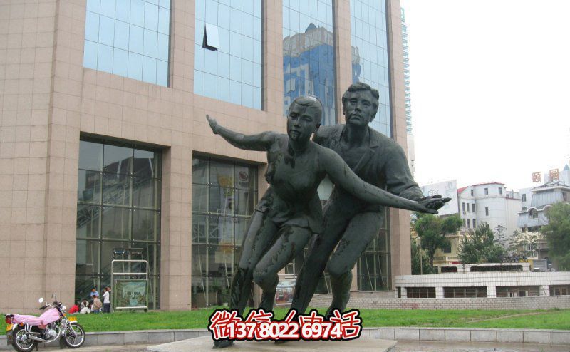 仿铜雕双人滑冰玻璃钢城市花园广场人物装饰
