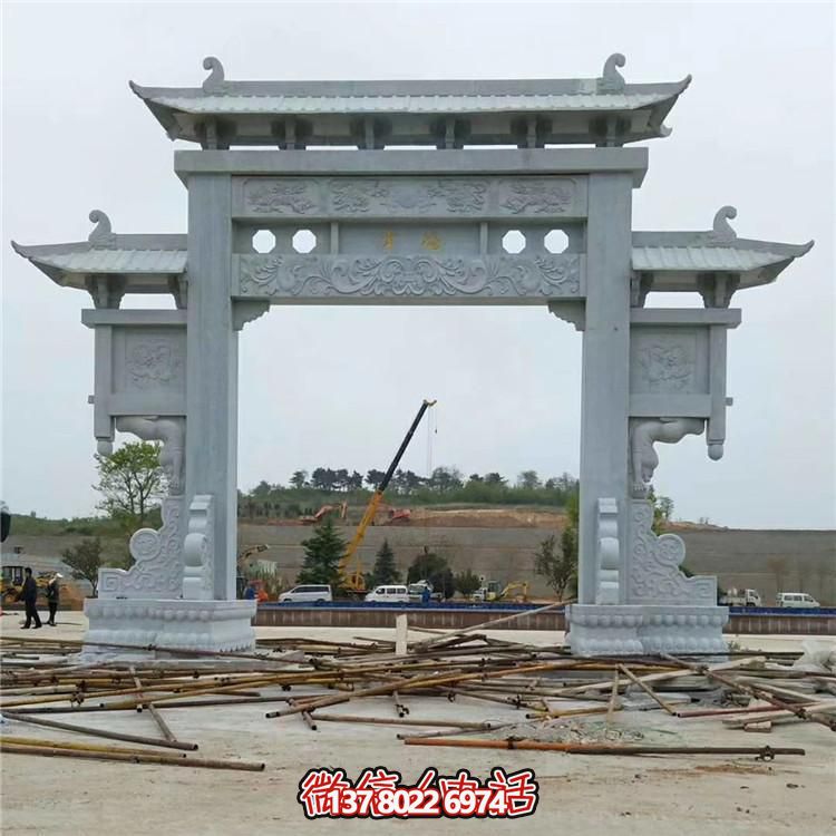 传统工艺石雕牌坊，点缀乡村美景