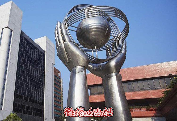 校园大型不锈钢手托举地球仪博鱼平台