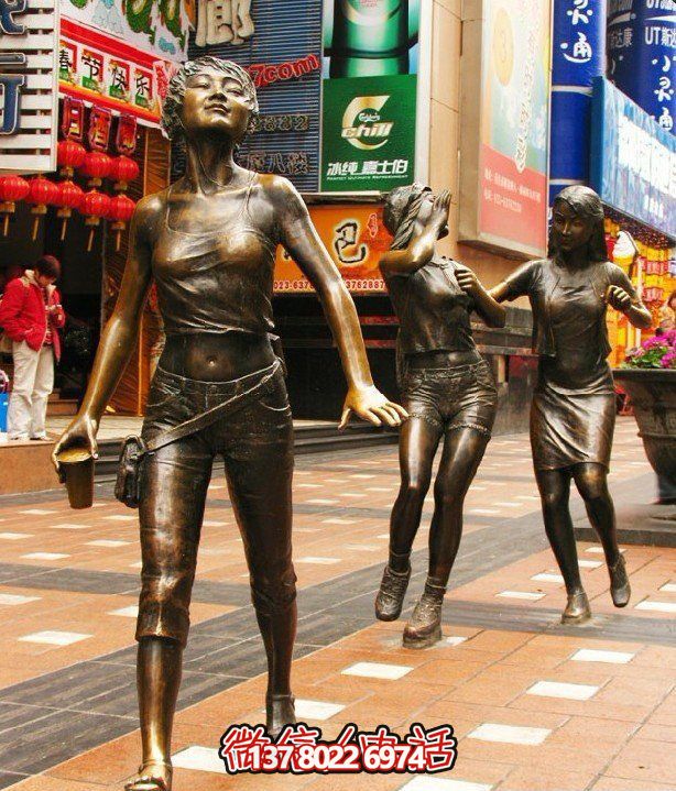 历史悠久的步行街上的经典铜雕女人博鱼平台