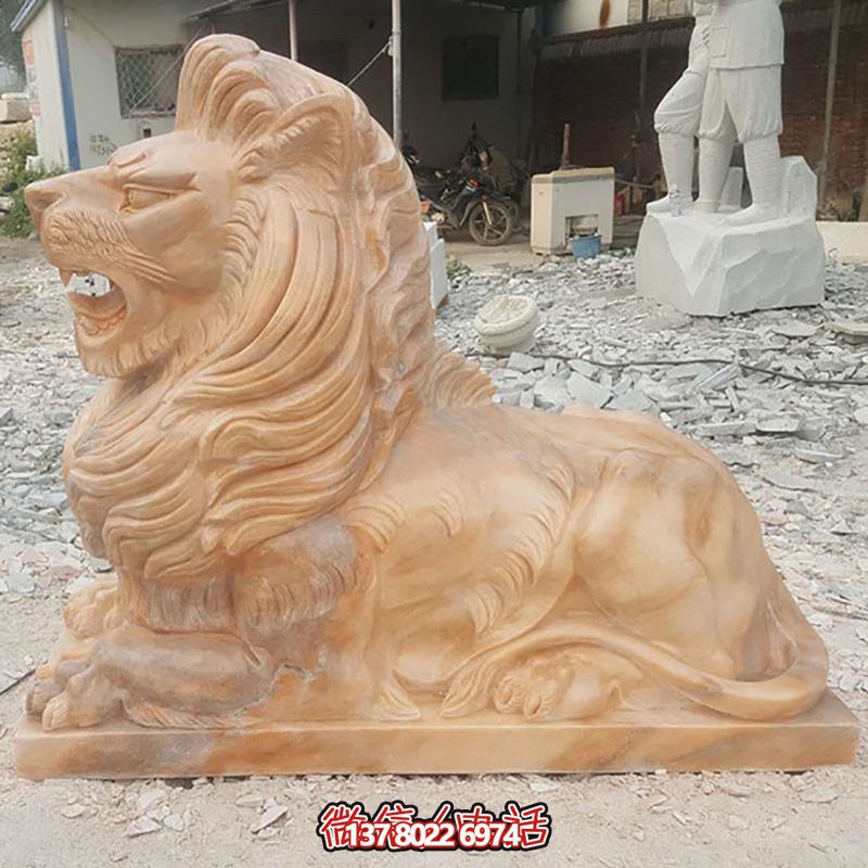 凶猛狮子红石雕卧着博鱼平台，为公园景区添彩晚霞之美
