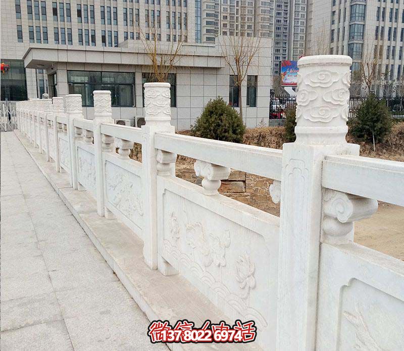 汉白玉镶嵌栏杆扶手，点缀走廊装饰，为城市花园添彩