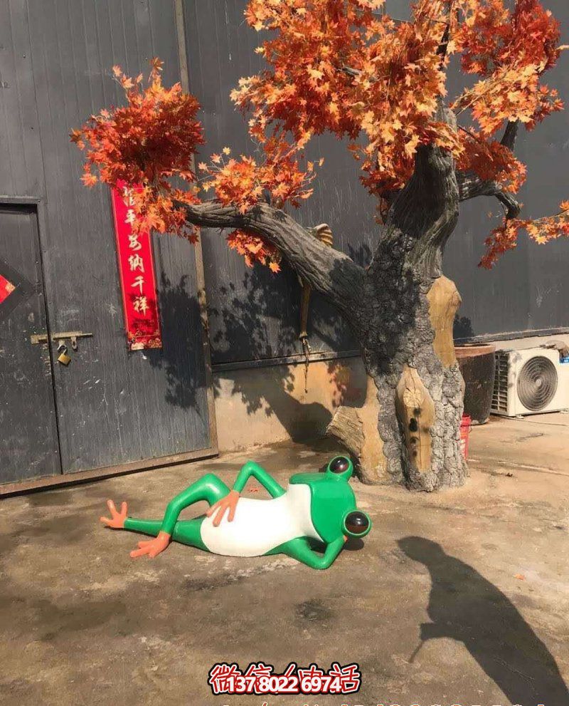 玻璃钢博鱼平台躺卧青蛙，给公园增添美感