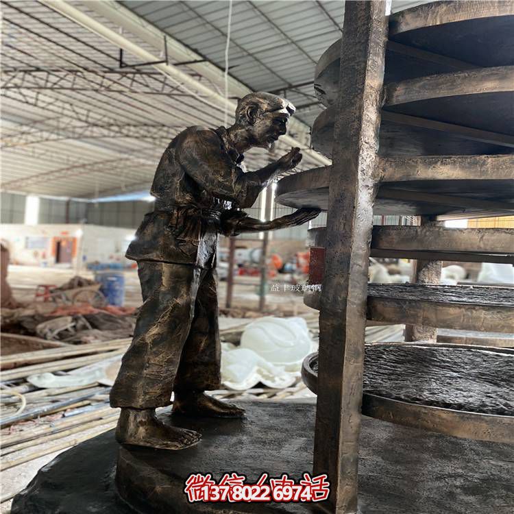 玻璃钢仿铜人物摆件，点缀户外园林景观