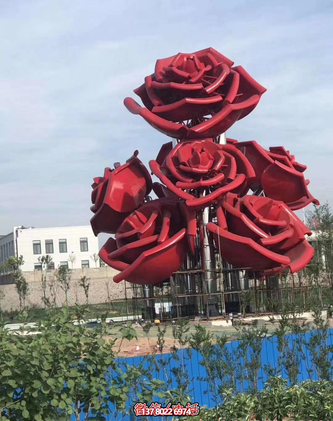 红色玫瑰不锈钢创意博鱼平台——美化广场，增添惊喜