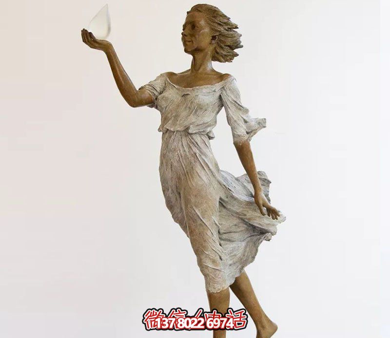 西方广场玩耍美女博鱼平台