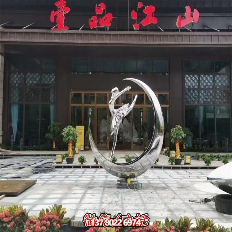 创意不锈钢月亮上跳舞女孩景观博鱼平台