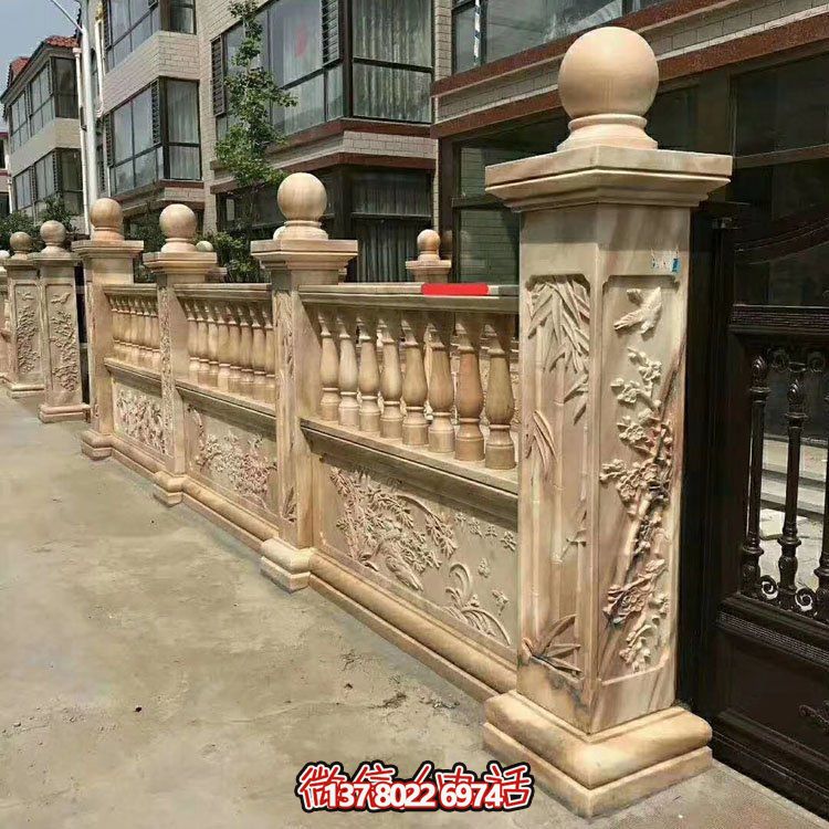 红色浮雕围墙栏板装点别墅，守护晚霞之美