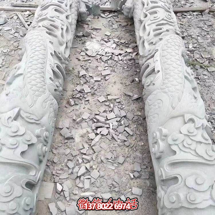 大型石雕龙柱，点缀园林景观