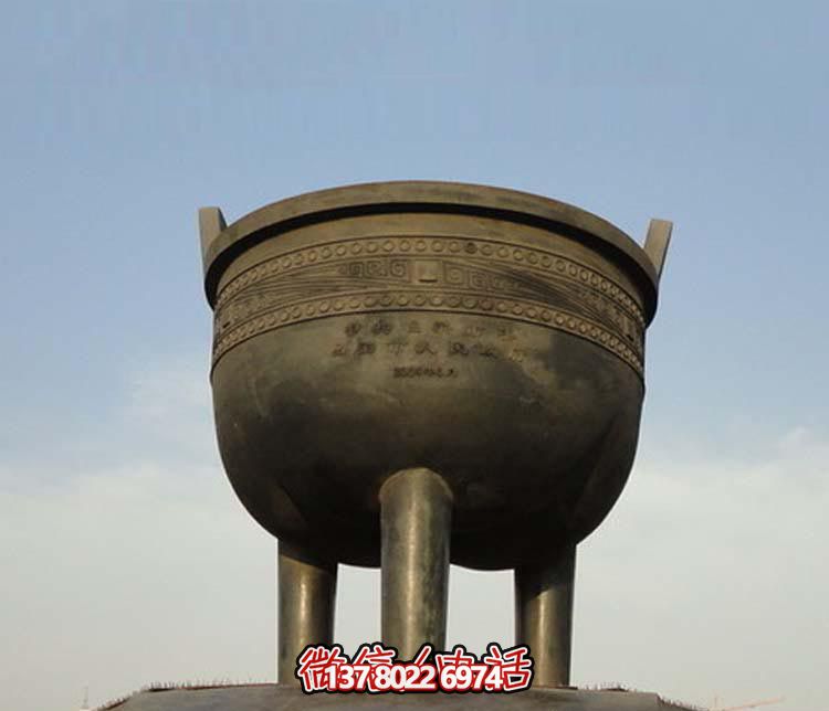 大型青铜圆形香炉，装饰广场景区
