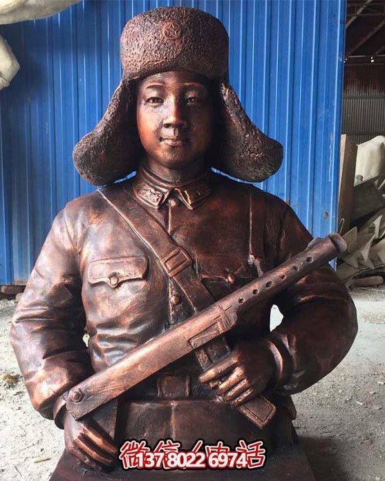 不锈钢仿铜雷锋持枪博鱼平台，现代雷锋屹立于户外景区