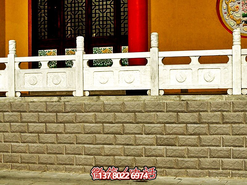 雕刻精美的汉白玉道教寺院大殿与围栏