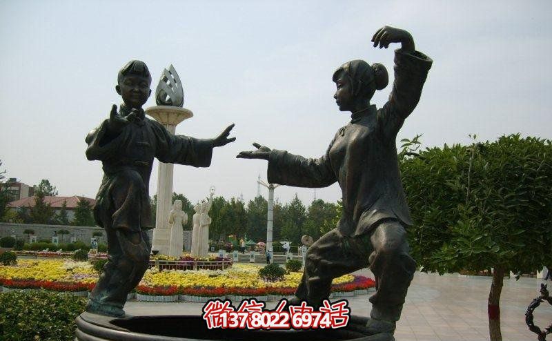 青铜雕刻的太极拳人物小品
