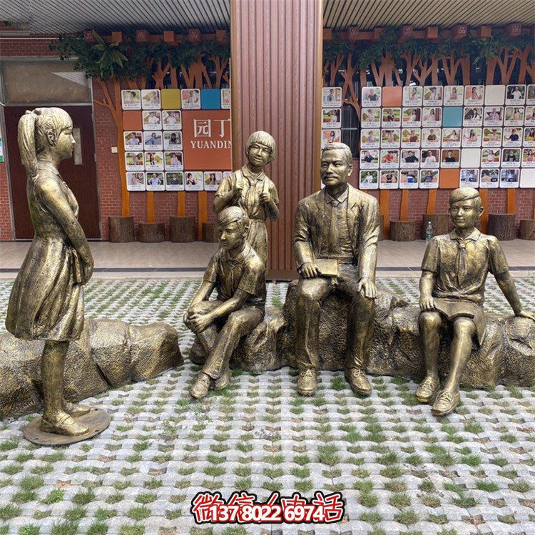 仿铜人物博鱼平台，装点步行街情景