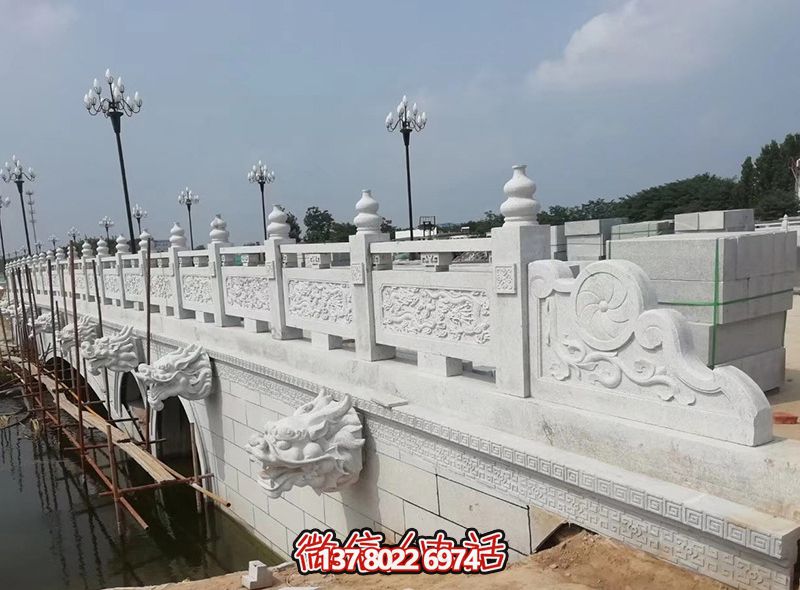 精美汉白玉石拱桥，融龙纹雕刻栏杆