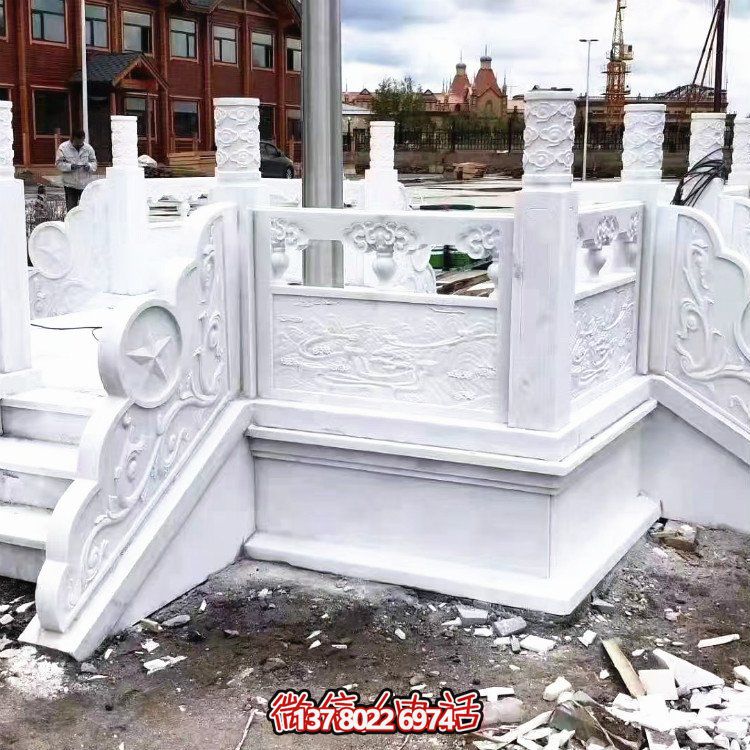 汉白玉升旗台，做工精美，安全防护栏杆