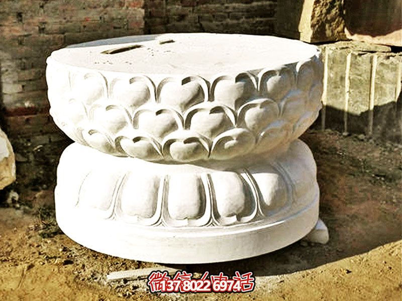 汉白玉制须弥座佛像，以精美圆形饰就古朴寺院