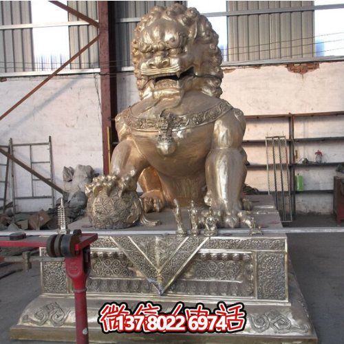 仿古铜喷金狮子博鱼平台，玻璃钢大型户外装饰