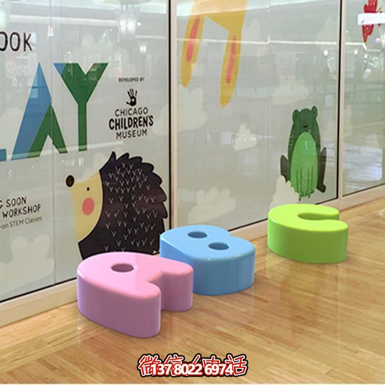 商场创意不锈钢彩绘字母座椅博鱼平台