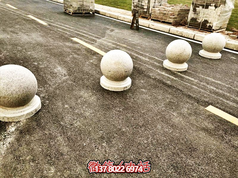 球形路障，为小学路边摆放的安全隔离车