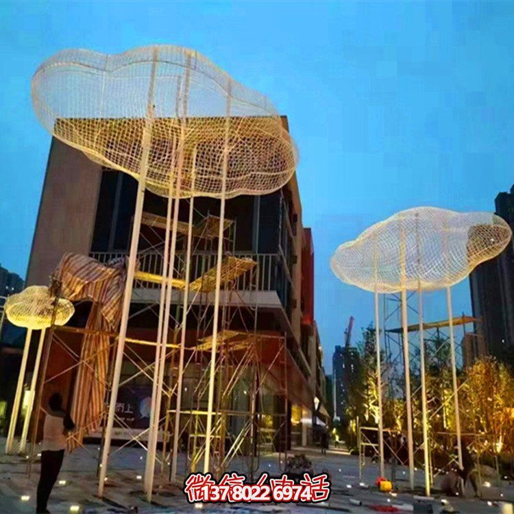 城市广场创意镂空漂浮云朵博鱼平台