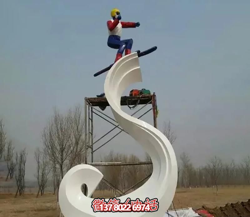 彩绘不锈钢博鱼平台，把滑雪运动主题人物雕刻到广场上
