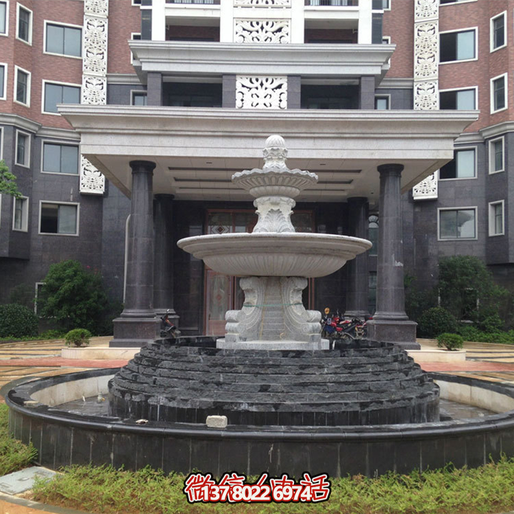 清新的双层喷泉水雕装饰，为办公大楼门前增添灵动气息