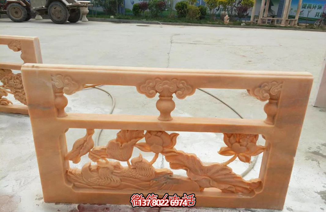 红色浮雕护栏，点缀阳台庭院装饰