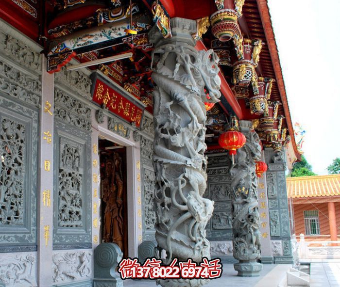 龙柱浮雕，装饰寺庙门前景观