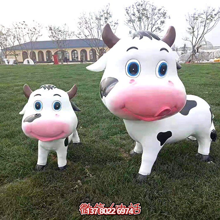 装点户外广场的温馨小奶牛玻璃钢博鱼平台