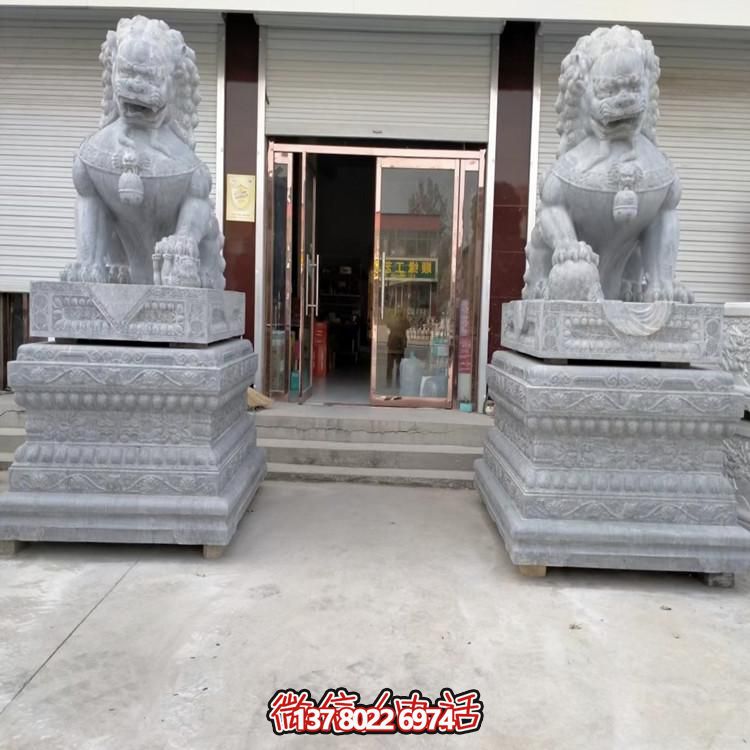 天然青石狮子博鱼平台，点缀景区大门