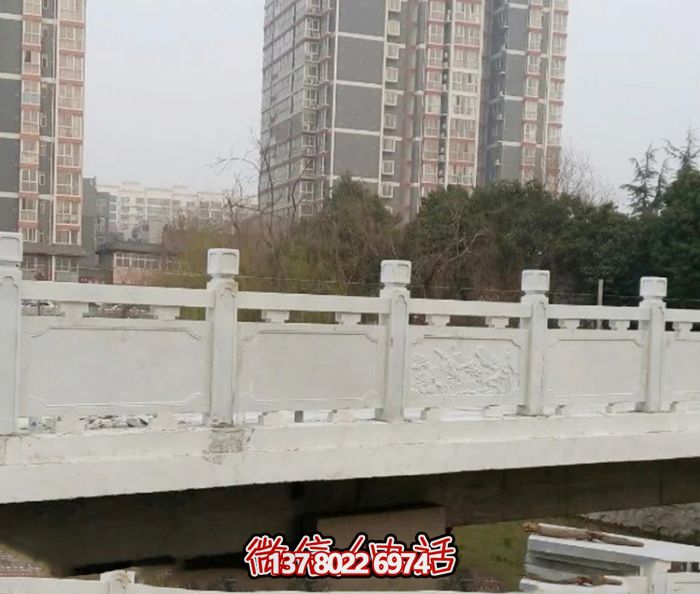 汉白玉镶嵌栏杆，博鱼平台点缀美丽小区公园