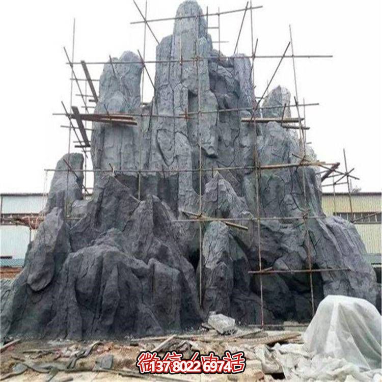 精美的大型石雕假山博鱼平台，为公园增添灵动之美
