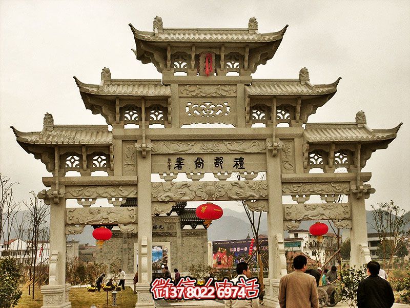 镂空三门牌坊，点缀城市广场