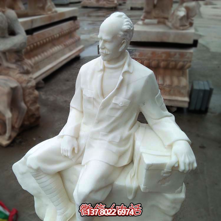 以白求恩精神为原型，汉白玉雕刻的护士坐姿博鱼平台