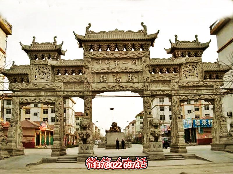 “仿古青石门楼牌坊——让城市的街口增添一抹欢乐与古韵”