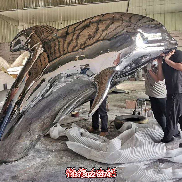 大型抽象镜面不锈钢鲸鱼，展现室外精彩生活