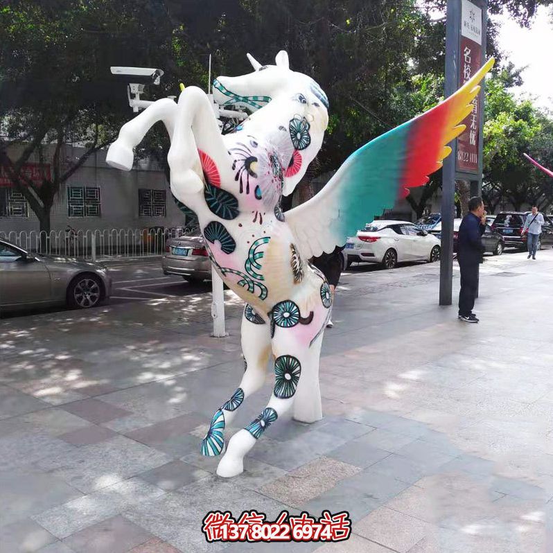 公园里摆放的玻璃钢彩绘飞马博鱼平台