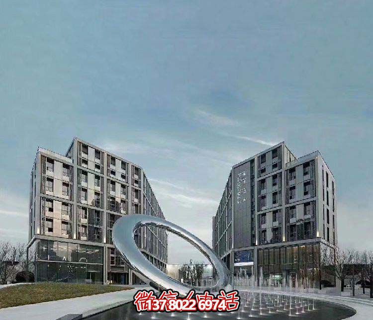 广场创意喷泉中的不锈钢镜面圆环博鱼平台